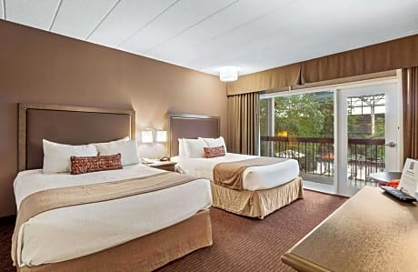 Queen Room with Two Queen Beds with Courtyard View