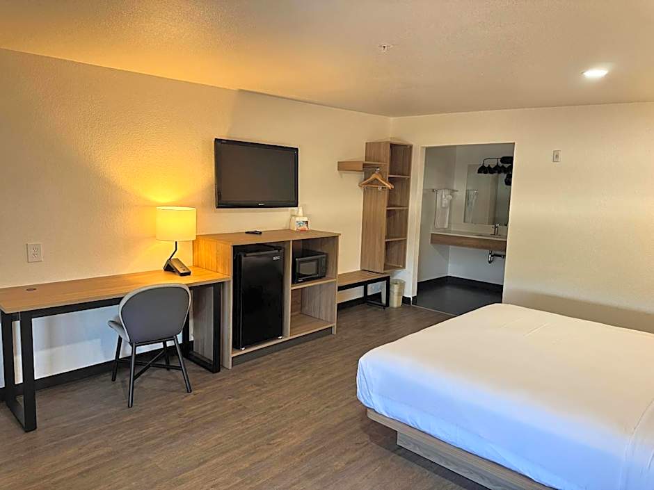 Rodeway Inn & Suites Thousand Palms - Rancho Mirage