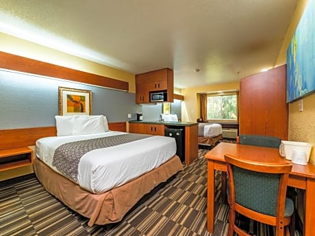 Studio Suite with Two Queen Beds - Non-Smoking