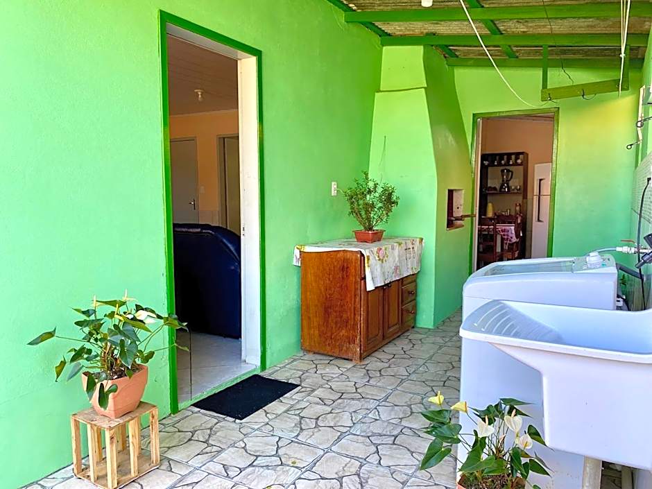 Ambiente ideal para famílias, casa conjulgada com Wi-Fi rápido, cozinha exclusiva e equipada, varanda com churrasqueira - A apenas 1 km da praia e 5 km da charmosa Praia da Vila