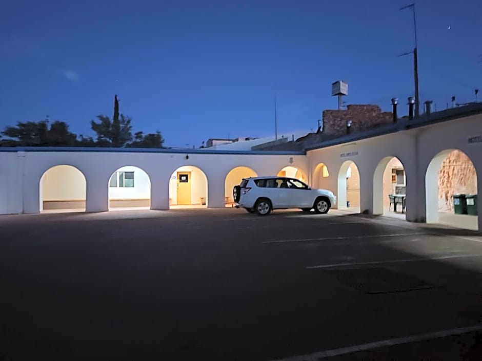 Radeka Downunder Underground Motel