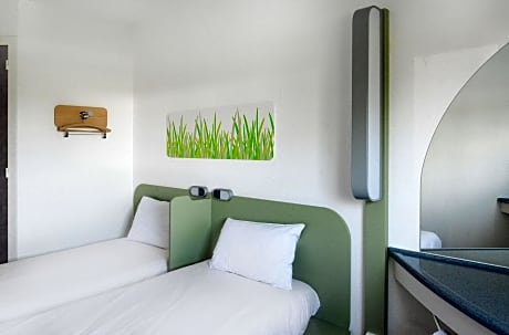 Twin - Room With Two Single Beds For Up To 2 People
