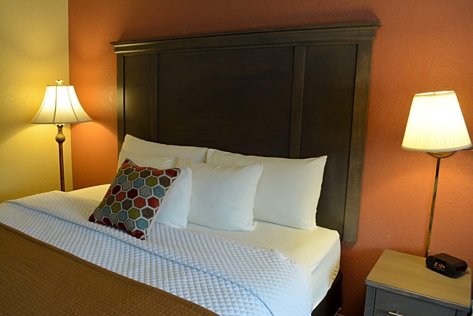 Super 8 by Wyndham Grand Rapids