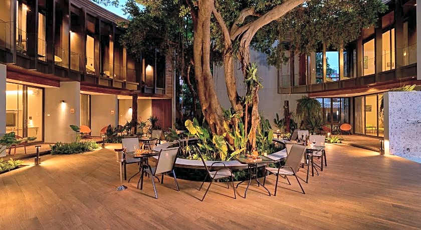 Red Door Samsen Hotel