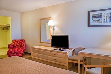 King Room with Front Lake View and Whirlpool - Non-Smoking