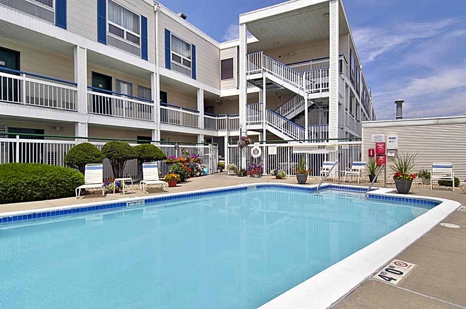 Super 8 by Wyndham Madison East