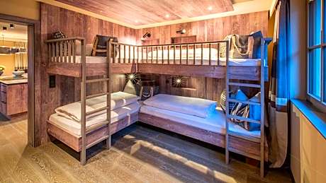 Deluxe Three-Bedroom Apartment