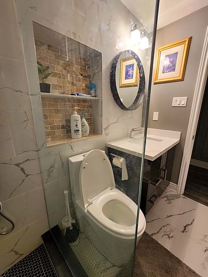 LUXURY 2-BEDROOMS UNIT WITH WIFI, LDR & PARKING.