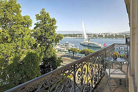 Deluxe Room, 1 King Bed, Lake View