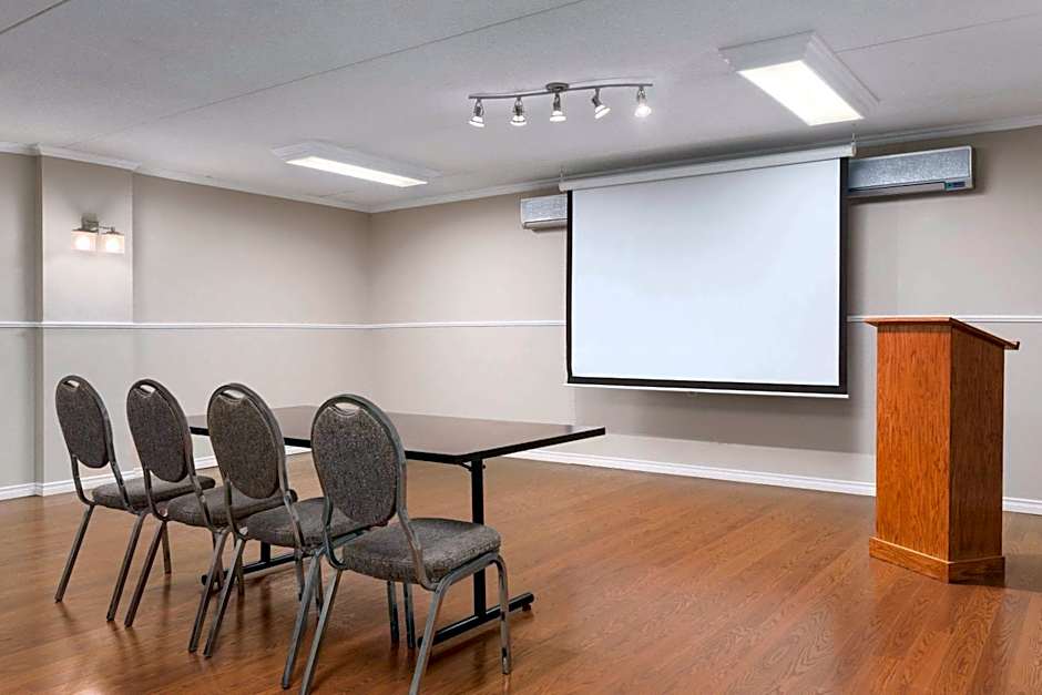 Travelodge by Wyndham Owen Sound ON