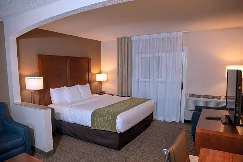 Comfort Inn & Suites Erie - Splash Lagoon Indoor Waterpark