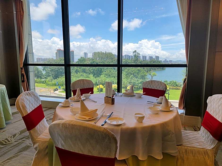 HUALUXE Yangjiang City Center By IHG