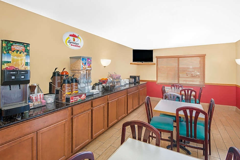Super 8 by Wyndham Marshalltown