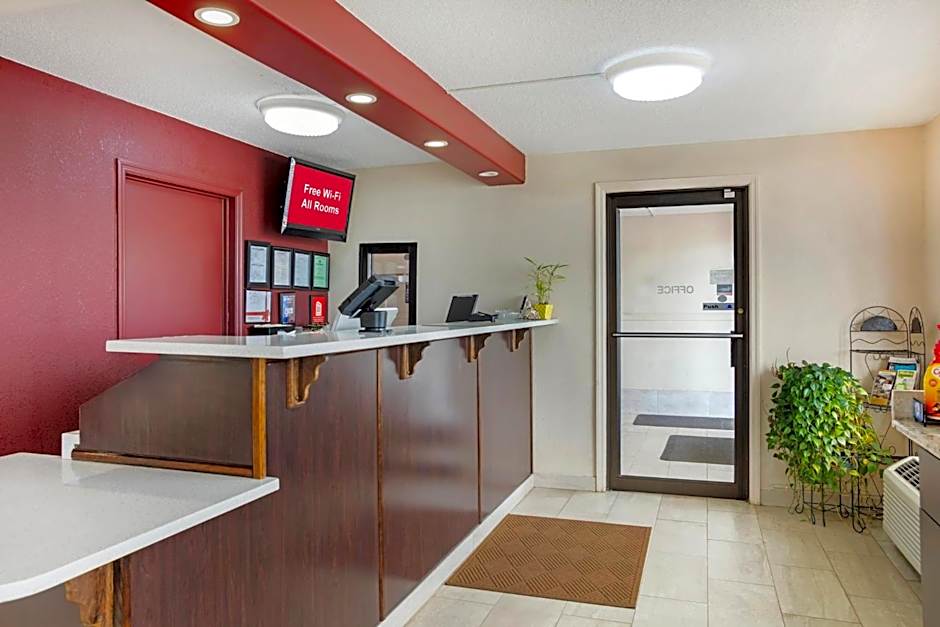 HomeTowne Studios by Red Roof Huntsville - Madison