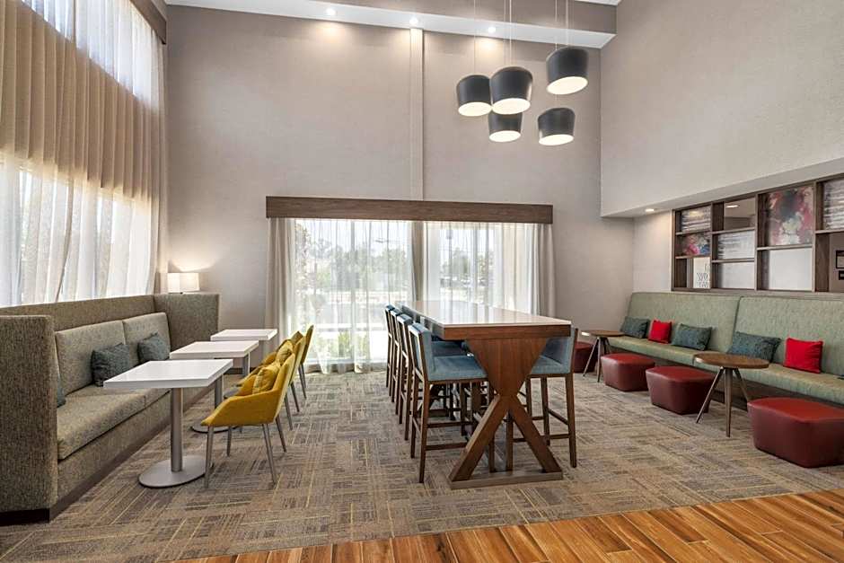 Hampton Inn & Suites Bakersfield Central