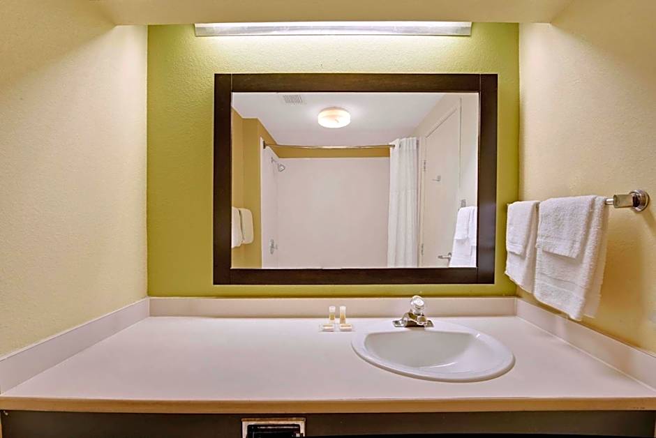 Days Inn & Suites by Wyndham DeSoto