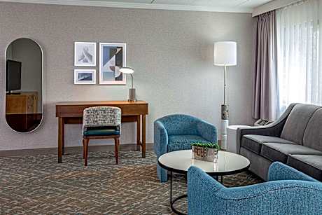 1 King Hearing Accessible 2 Rm Suite