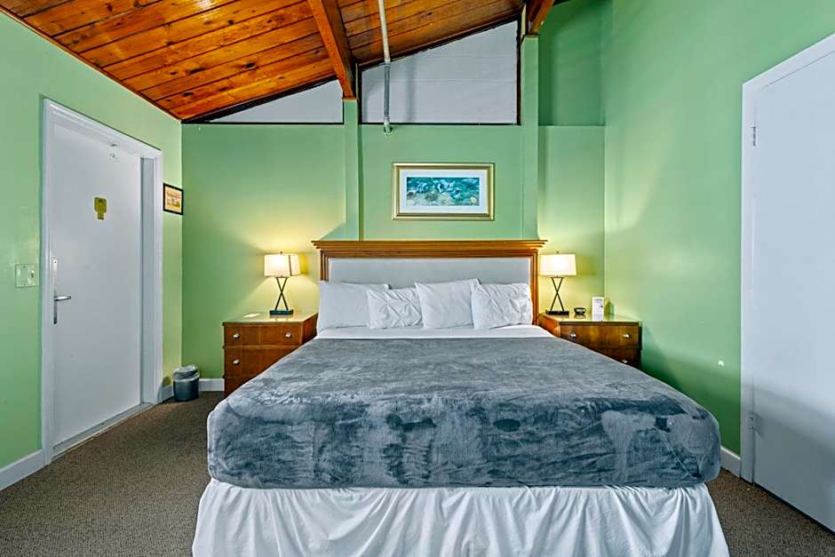 Oceanfront Inn, Standard Room, King Bed, Town View, #10
