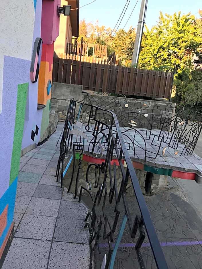 Hotel sebarozvoja s možnosťou získania poznania a inšpirujúcich prostriedkov na uplatňovanie vedomia, premenu seba a prostredia interiéru