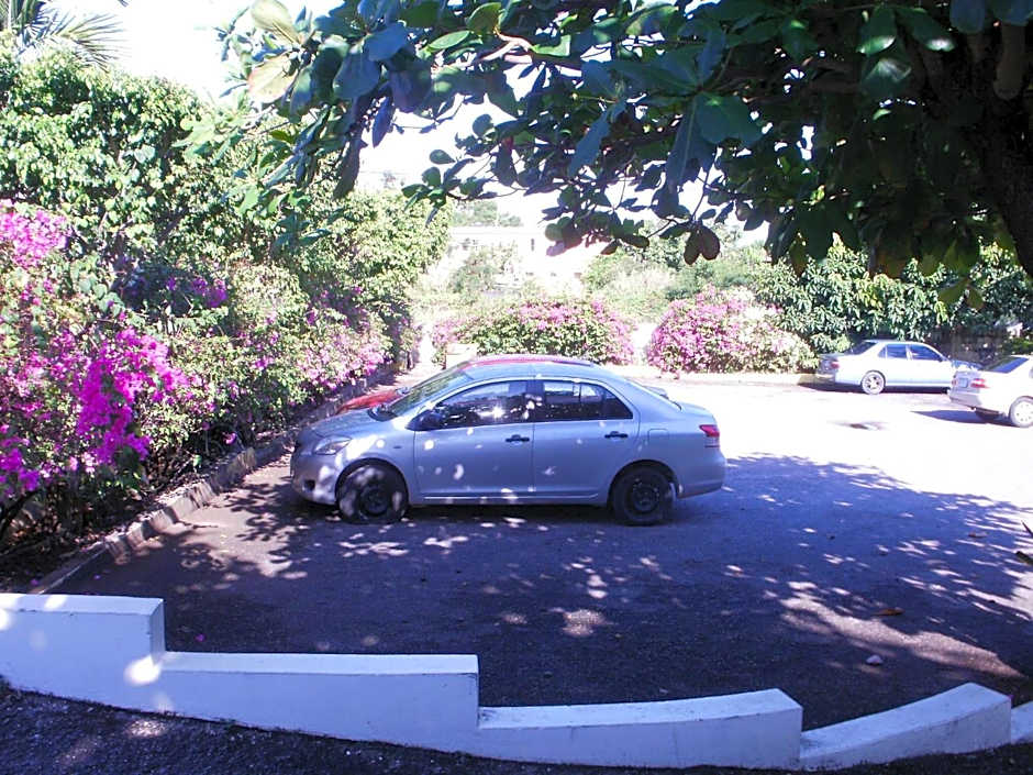 Pineapple Court Hotel