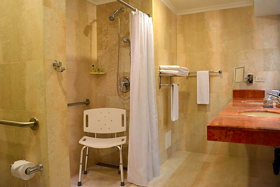 Foto 1 dari 4 — Classic 1 King Bed, Accessible