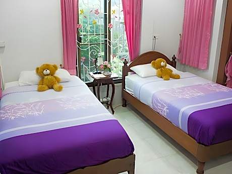 Petchompoo Twin bed