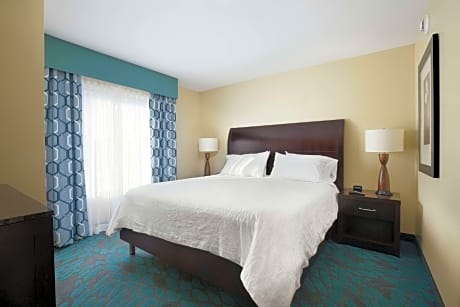 1 Queen Mobility/Hearing Accessible W/Bathtub