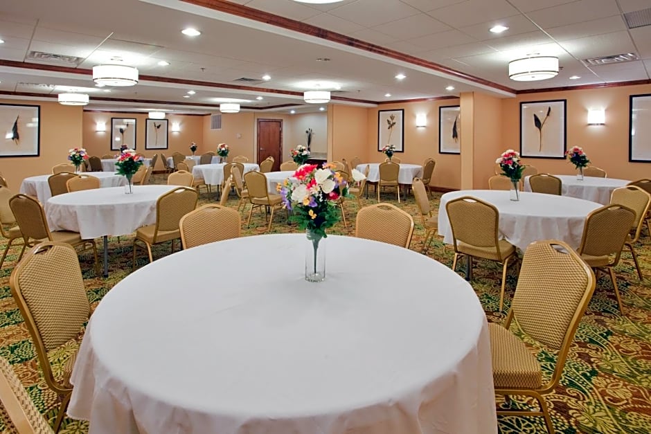 Holiday Inn Express Hotel & Suites Fredericksburg