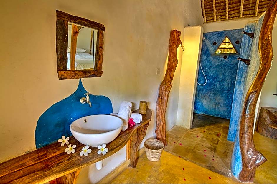 Distant Relatives Ecolodge & Backpackers