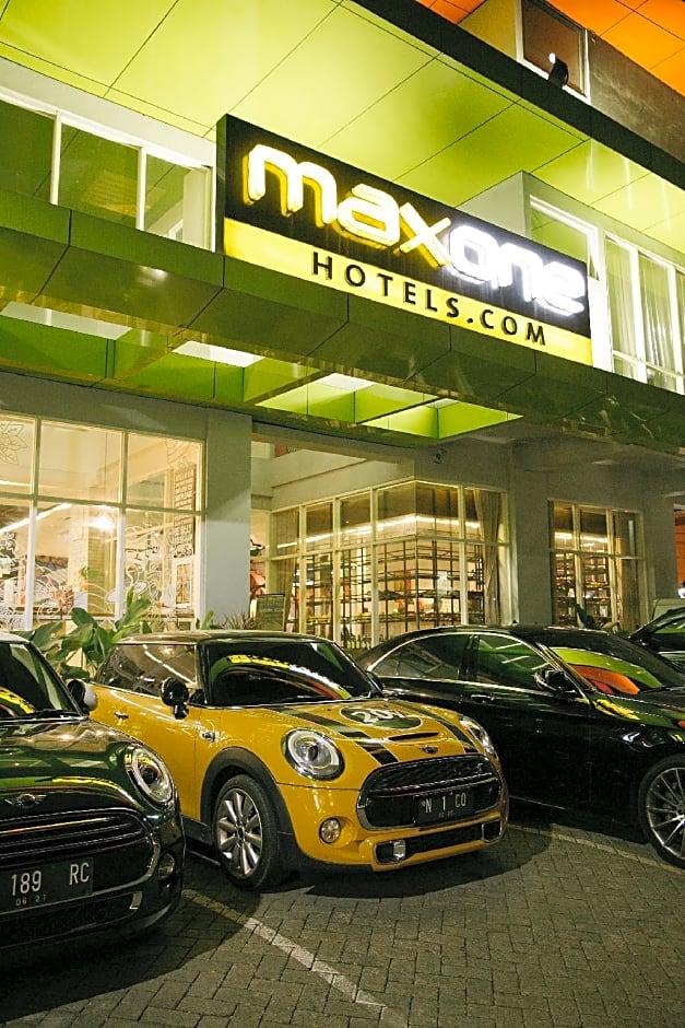 MaxOneHotels.com@Dharmahusada - Surabaya