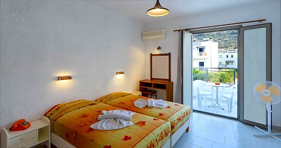 Photo 1 of 4 of Double Room
