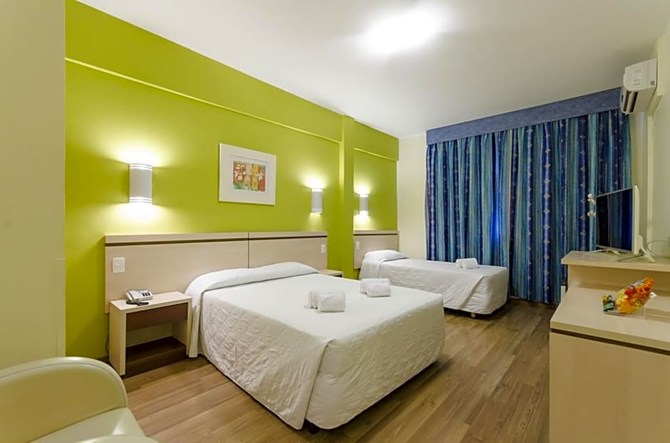 Zdjęcie 1 z 2 — Standard 1 Double Bed and 2 Twin Beds