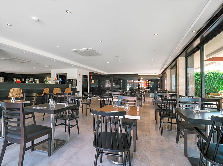 Topázio Vibe Beach Hotel & Apartments