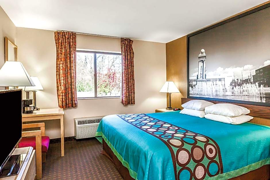 Super 8 by Wyndham Liverpool/Clay/Syracuse Area