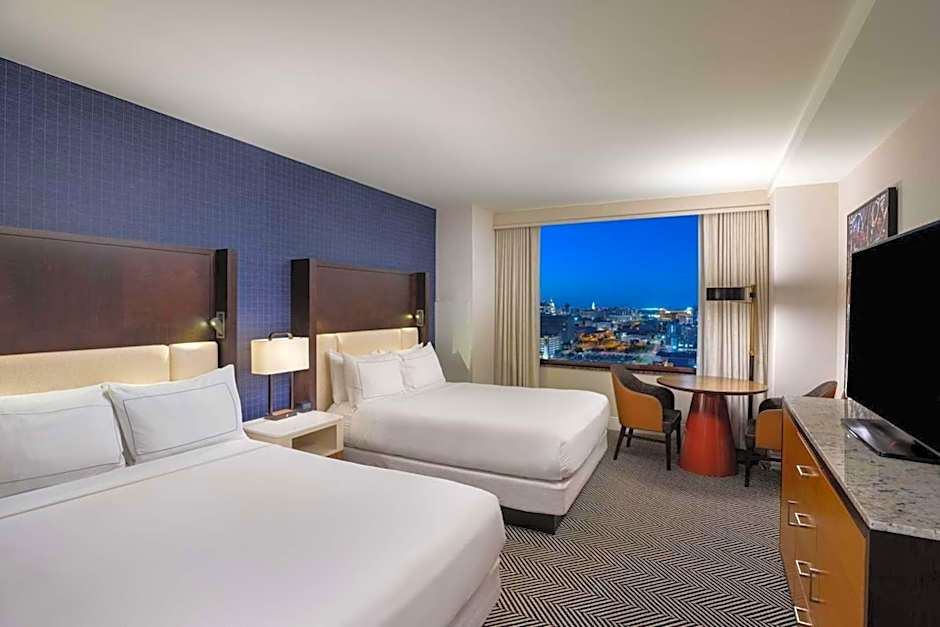 Foto 1 di 4 di 2 Queen Beds, City View