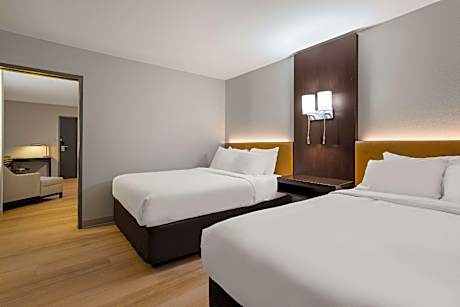 2 Queen Beds, Suite, Nonsmoking