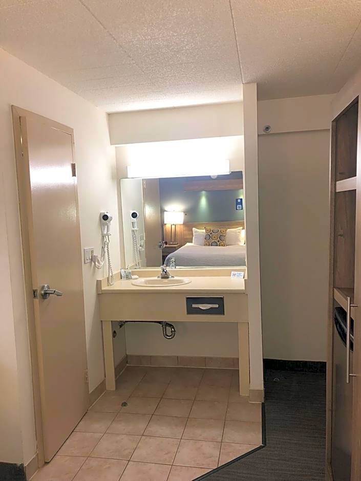 Days Inn & Suites by Wyndham Niagara Falls Centre St. By the Falls