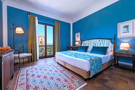 Double Deluxe Room with Balcony and Sea View