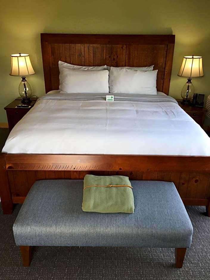 Photo 1 of 4 of 1 King Bed, Balcony