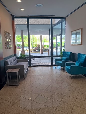 Clarion Hotel & Suites
