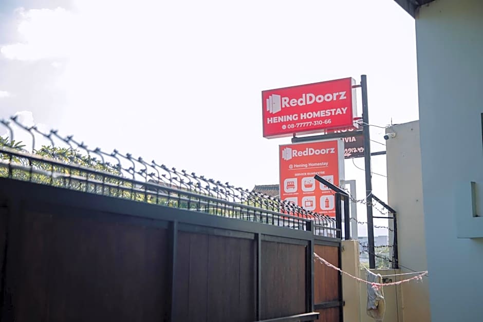 RedDoorz at Hening Homestay