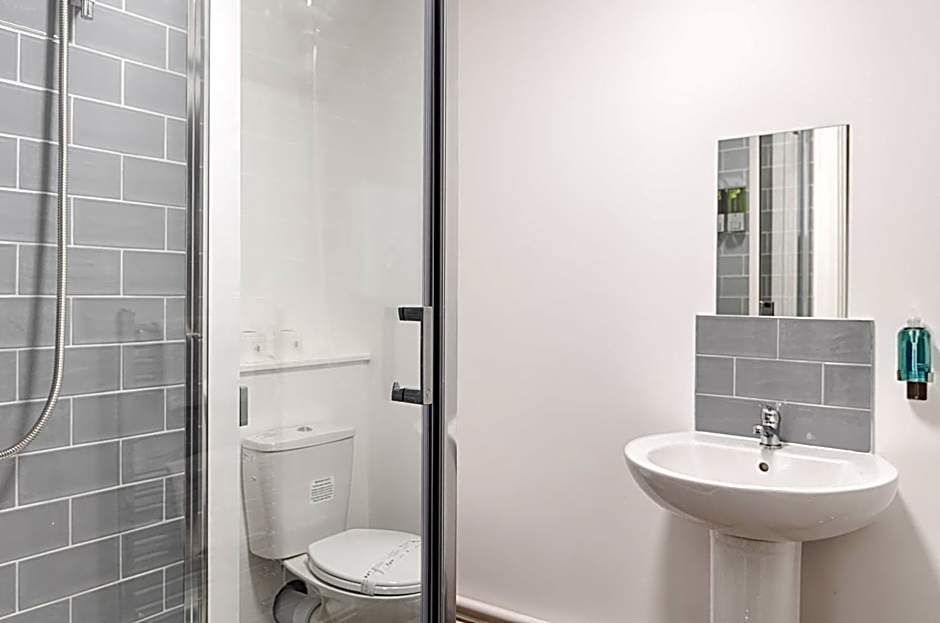 Contractor Base - Kitchen - Parking Included