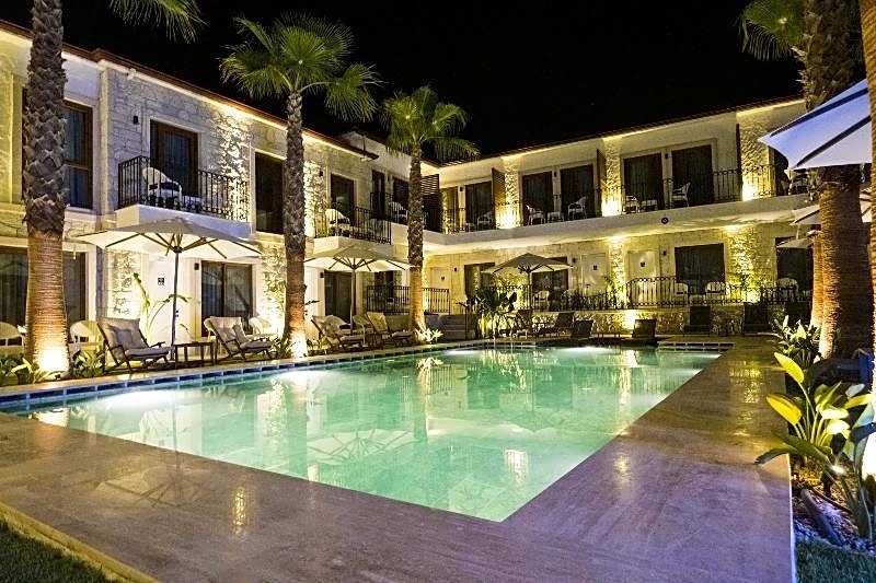 Icarus Hotel Ala?at?