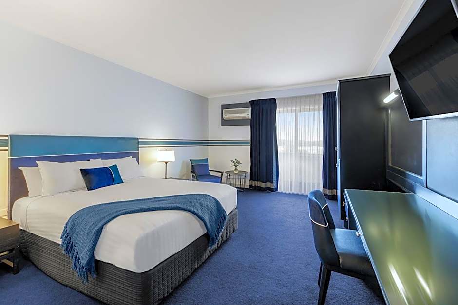 Ramada by Wyndham Diplomat Canberra