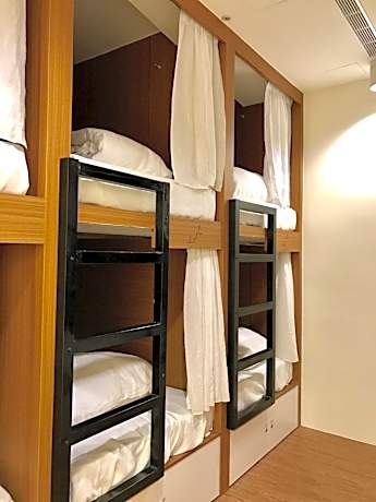 Single Bed in Mixed Dormitory Room