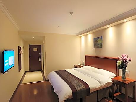 Queen Deluxe Room