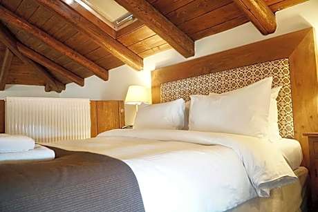 Double Maisonette with Attic and Fireplace