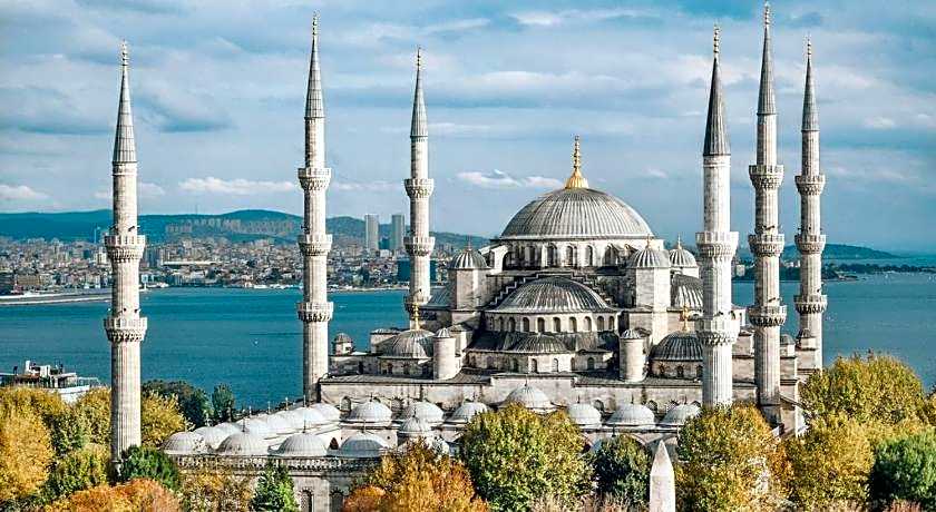 DELUXE NEWPORT HOTEL