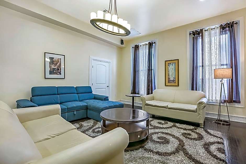 Modern 4BR Penthouse in Downtown by Hosteeva