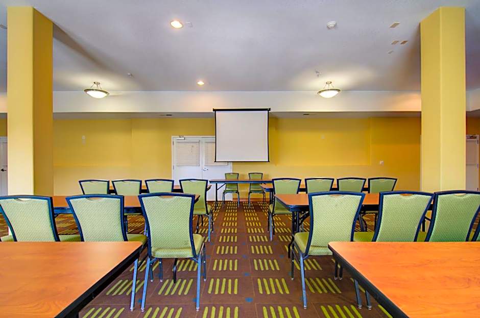 Holiday Inn Express & Suites Kansas City Sport Complex Area By IHG